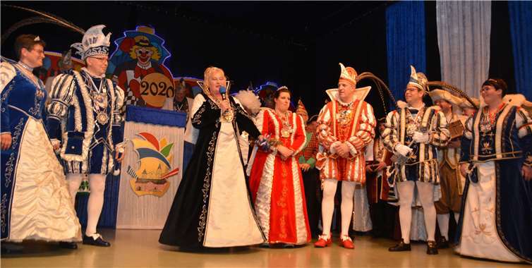 Ein farbenprächtiges Bild: Die Majestäten des Brohltals gemeinsam auf der Bühne! Von liinks: Prinzessin Petra I. und Prinz Uwe I. aus Kempenich, Prinzessin Heidrun (Niederdürenbach), Prinzessin Dani I. und Prinz Alex I. (KG Wohlgemut Wehr) und die Gastgeber Prinzessin Anna I. und Prinz Uwe I.