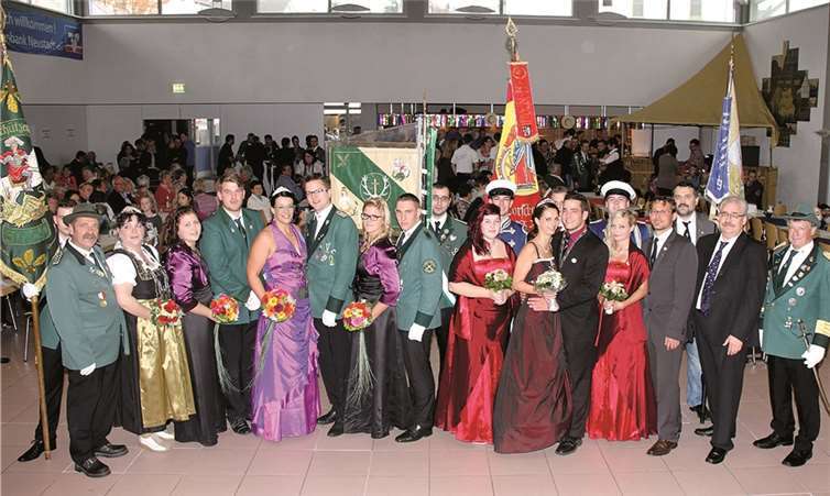 Ein farbenprächtiges Bild boten die Teilnehmer des Königszuges den Kirmesgästen im Bürgersaal. -DL-