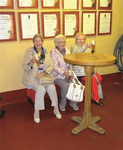 Ein fassfrisches Hachenburger Pils war der Auftakt zur Tagesfahrt.