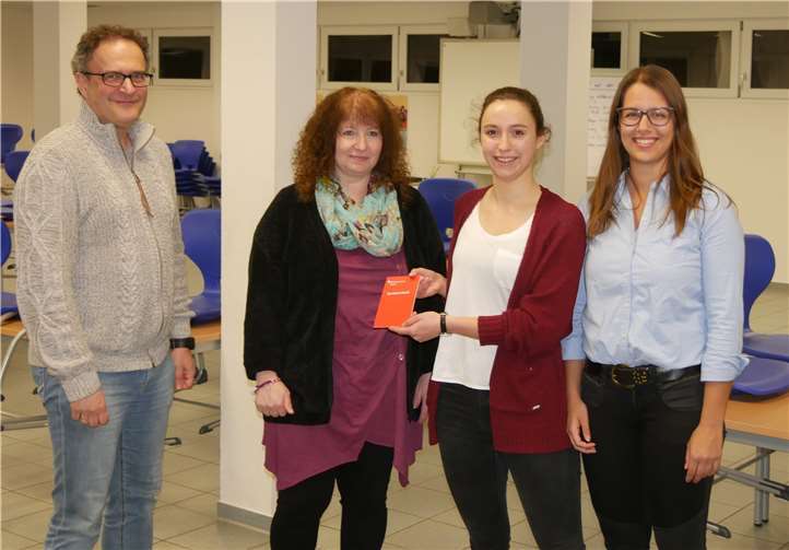 Tolle Spende des Abiturjahrganges 2018 Ein fast 1500 Euro dickes Sparbuch spendeten (v. re.) Sophie Waldecker und Hannah Jülich vom Abiturjahrgang 2018 an Monika Braune und Michael Schmidt-Driedger vom Förderverein des Bertha-von-Suttner-Gymnasiums. Foto: privat