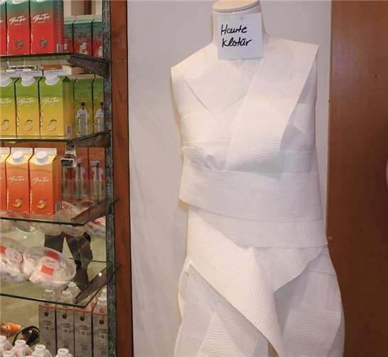 Ein fast schon künstlerisches Statement setzt die Dekoration dieser Schaufenster-Büste.