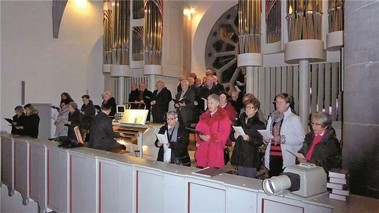 Ein feierlicher Matthias-Festgottesdienst in der St.-Clemenskirche bildete den Auftakt zum Bruderschaftstag. Der Matthias-Chor der SMB Mayen gab unter der Leitung von Kantor Thomas Schnorr (vorn an der Orgel) der Messfeier einen würdigen musikalischen Rahmen.