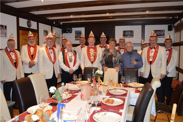 Ein fester Bestandteil im Terminkalender des Senats der KG Narrenzunft Remagen ist die Senatsweinprobe kurz vor Sessionsbeginn. Senatspräsident Hermann Efferz hatte auch in diesem Jahr dazu in das Korpsquartier der Stadtsoldaten geladen und die Senatoren waren der Einladung gerne gefolgt. Fotos: AB