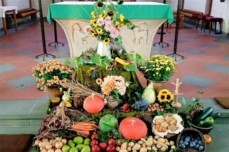 Ein festlich geschmückter Altarraum zum Erntedankfest ist das zentrale visuelle Element dieses traditionellen christlichen Dankfestes.