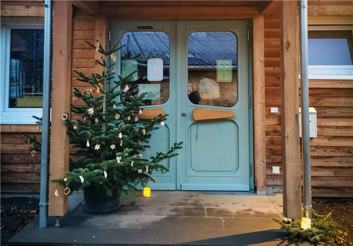Ein festlich geschmückter Tannenbaum zierte den Eingangsbereich des Kindergartens.Foto: privat