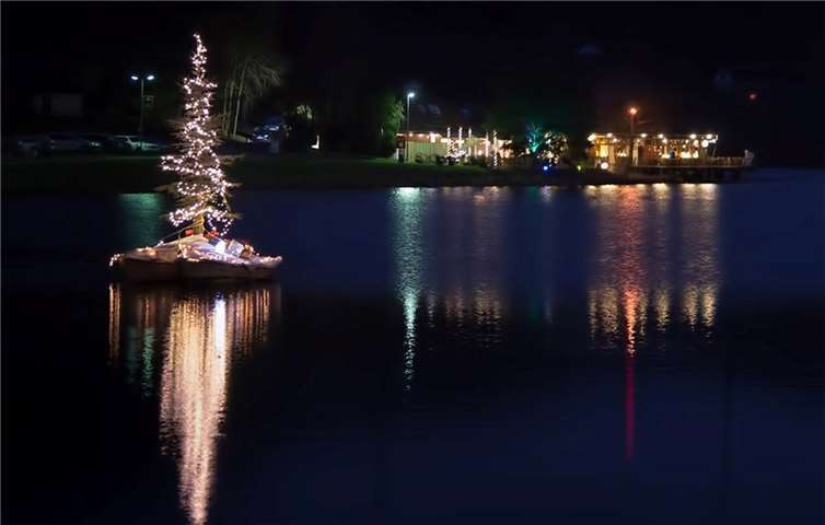 Ein festlicher Anblick. Der Waldsee im Lichterschein.