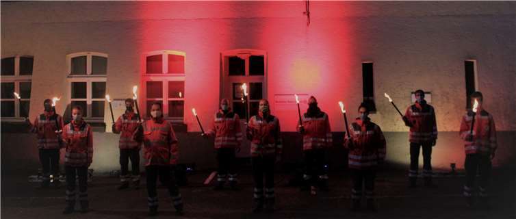 Ein flammendes Zeichen setzten die Mitglieder des DRK Ortsvereins Linz am Rhein. Foto: DRK Linz