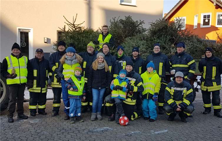 Ein fleißiges Helferteam der freiwilligen Feuerwehr wird die am Straßenrand liegenden Weihnachtsbäume einsammeln.privat