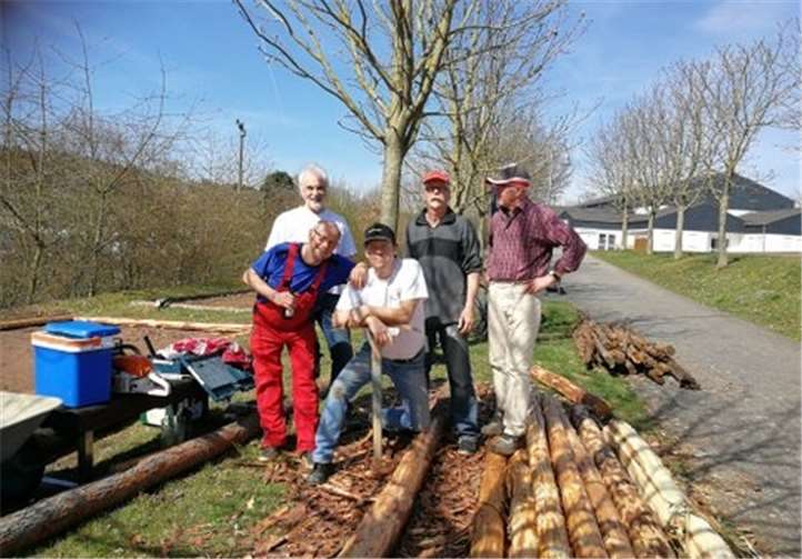Ein fleißiges Team half bei der Wiederherstellung der Boulebahn.