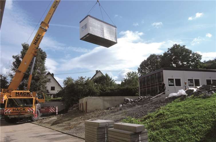 Ein „fliegendes Klassenzimmer“ - das Klassenzimmermodul wird mittels eines Krans auf das Schulgelände gesetzt. privat