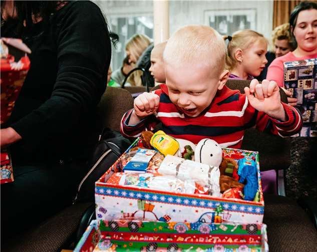 Ein freudiger Junge in Litauen. Foto: Samaritan’s Purse