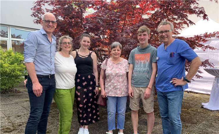 Ein freudiges Wiedersehen: Familie Simonis mit Sohn Til (2. von rechts), Hebamme Christine (3. von rechts) und Oberarzt Dr. med. Thomas Hoppen (rechts).  Foto: GK-Mittelrhein/Kerstin Macher