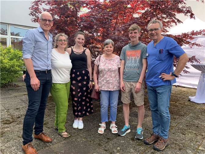 Ein freudiges Wiedersehen: Familie Simonis mit Sohn Til (2. von rechts), Hebamme Christine (3. von rechts) und Oberarzt Dr. med. Thomas Hoppen (rechts).  Foto: GK-Mittelrhein/Kerstin Macher