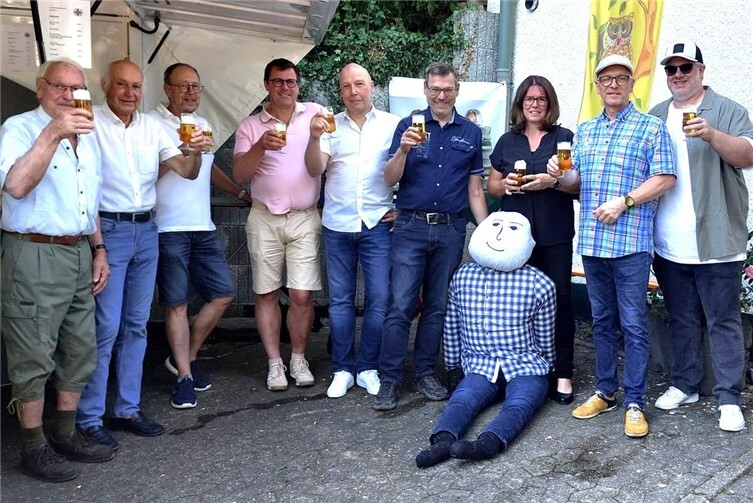 Ein frisch gezapftes Bier bei tollen Sommertemperaturen – zufriedene Ausrichter und Gäste nach gelungenem Fassanstich durch den Oberbürgermeister der Stadt Mayen Dirk Meid. Startschuss für drei Tage Kirmesprogramm in und vor der Schützenhalle in Nitztal.