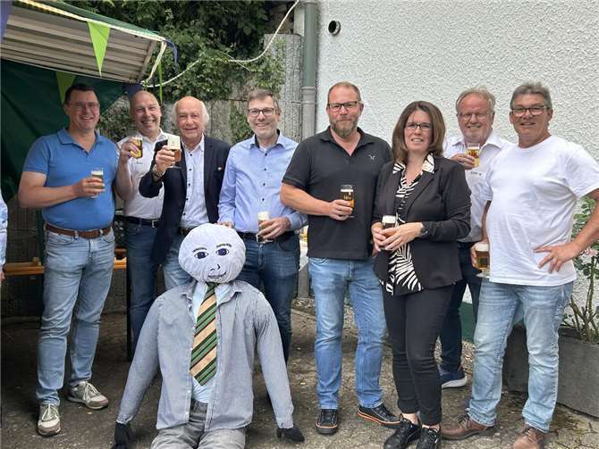 Ein frisch gezapftes Bier bei tollen Sommertemperaturen – zufriedene Ausrichter und Gäste nach gelungenem Fassanstich durch den Bürgermeister der Stadt Mayen Bernhard Mauel. Startschuss für drei Tage Kirmesprogramm in und vor der Schützenhalle in Nitztal.  Fotos: Tobias Keßner