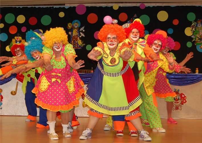 Ein fröhlich-bunter Bühnentanz präsentierten die Möhnen.