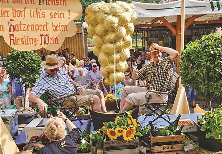 Ein fröhlicher Festzug sorgt für tolle Weinfeststimmung. privat