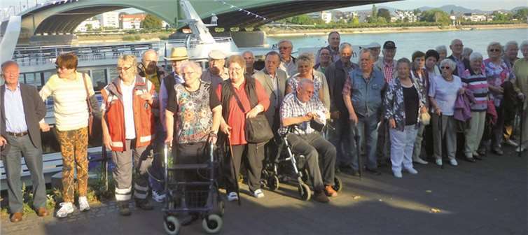 Ein fünfstündiges Spitzenerlebnis wurde dem Seniorentreff aus Niederzissen auf dem Eventschiff "Poseidon" bei einer Themenfahrt zwischen Bonn und Brohl geboten. privat