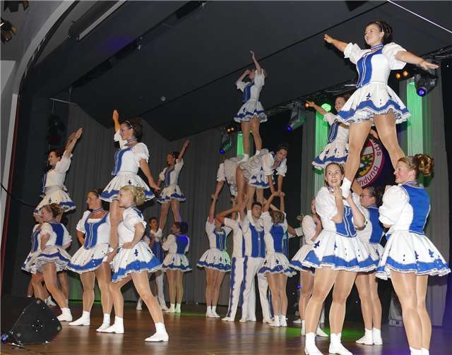 Ein furioses Dance-Potpourri mit tollen Hebefiguren zeigte das Tanz-Corps Blau-Weiß Windhagen.