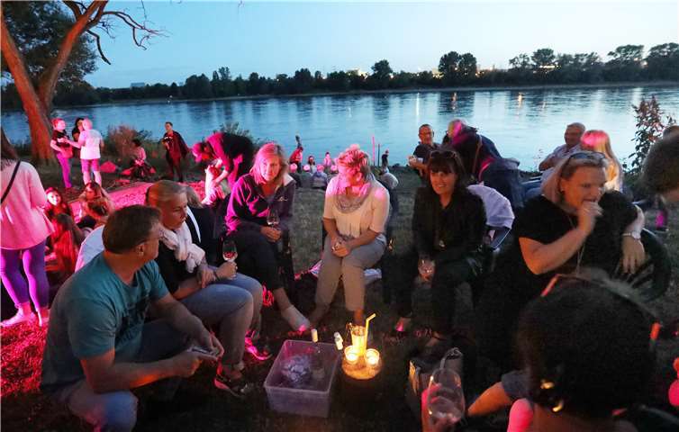 Ein ganz besonderer Flair: abends mit guter Musik am Rhein.Foto: privat
