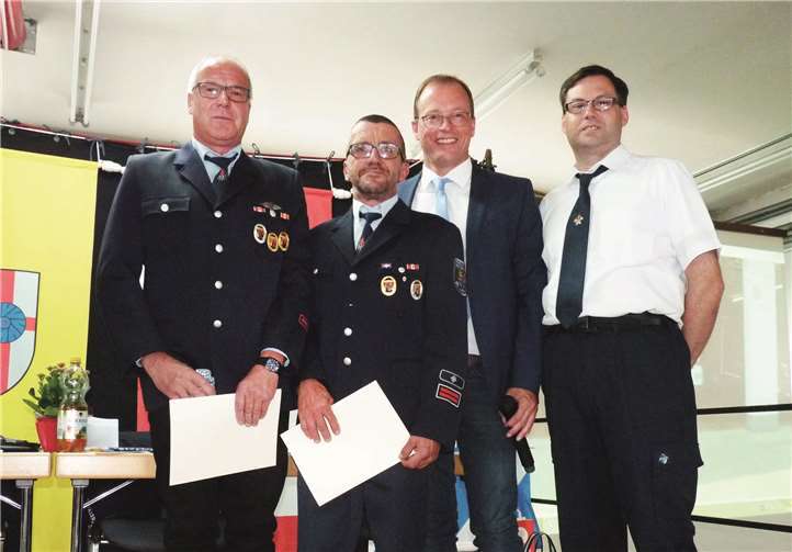 Verpflichtungen, Beförderungen und Ehrungen standen im Focus Ein ganz besonderes, mit Eichenlaub verziertes Goldenes Ehrenzeichen nahmen Gerhard Degen (li.) und Albert Wingender (2.v.li.) aus Volkesfeld für ihre 45 Jahre währende Zugehörigkeit bei der Volkesfelder Freiwilligen Feuerwehr entgegen.