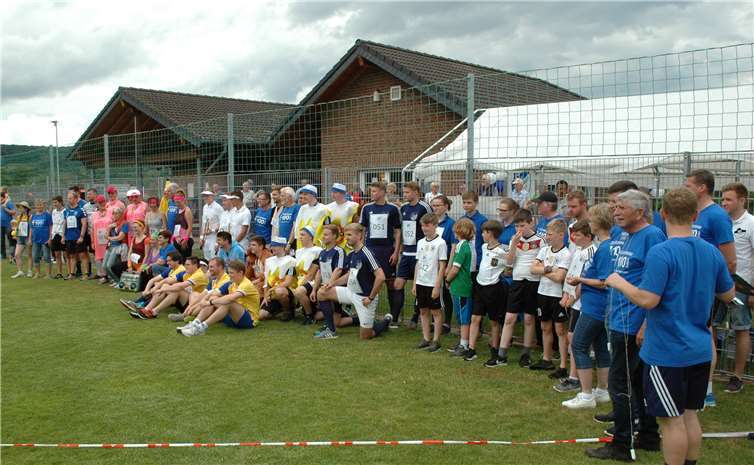 Ein ganz bunt gekleidetes Starterfeld nahm die acht Kilometer der Neuauflage der Strandstaffel unter die Laufschuhe. Fotos: -BL-