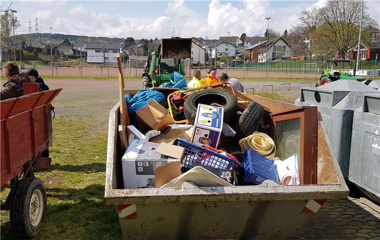 Ein ganzer Container mit Müll kam in Löhndorf zusammen.Foto: privat