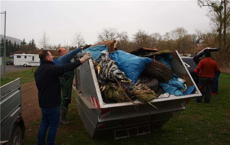 Aufräumaktion bringt Kurioses zu Tage Ein ganzer Container voller Müll war die Bilanz in Bad Bodendorf.