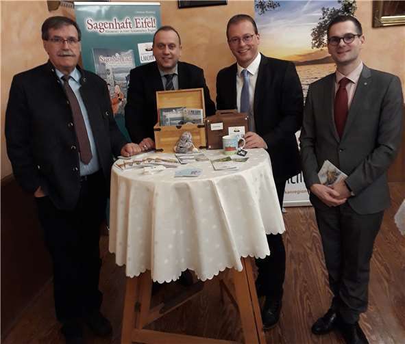 Ein ganzes Bündel an Marketingmaßnahmen und Innovationen konnte der Zweckverband Ferienregion Laacher See bei der ersten Sitzung 2019 im Gasthof „Zur Krone“ in Plaidt auf den Weg bringen. Über die Stärkung des wirtschaftlichen Standbeins Tourismus freuen sich (v.li.) Verbandsvorsteher Bürgermeister Klaus Bell (VG Pellenz), Bürgermeister Johannes Bell (VG Brohltal), Bürgermeister Jörg Lempertz (VG Mendig) und Philipp Lohse (Kaufmännischer Leiter Klosterverwaltung Maria Laach). Foto: privat