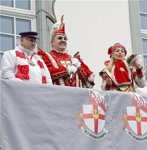 Ein geknickter OB Joachim Hofmann-Göttig mit dem Tollitätenpaar. UKO