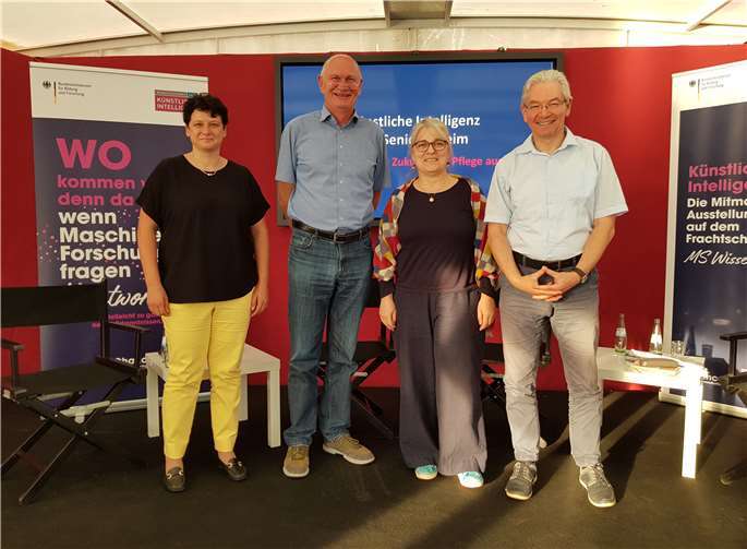 Ein gelungener Abend an Bord der MS Wissenschaft in Koblenz: v.l.n.r. Sabine Daxberger (PTHV), Dr. Rainer Wieching (Uni Siegen), Annette Wagner (Dokumentarfilmerin), Prof. Dr. Hermann Brandenburg (PTHV). Foto: PTHV