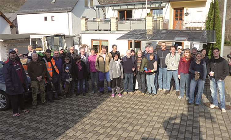 Ein gelungener Arbeitstag mit vielen Helfern lässt Oberfell in einem Frühlingslicht erscheinen. privat