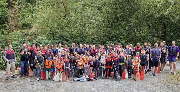 Väter und Kinder in einem Boot Ein gelungener Tag, der von vielen Vätern und ihren Kindern gerne noch einmal wiederholt werden will. Foto: Team „Spirit of St. Suitbert“