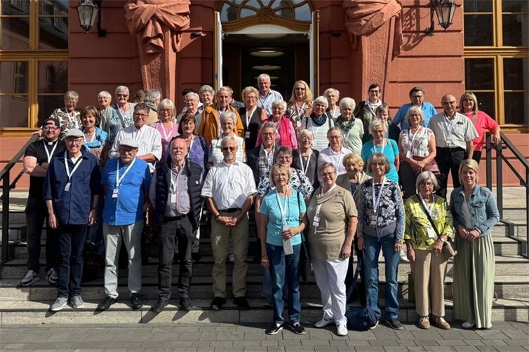 Ein gelungener Tag in Mainz: Die Gästegruppe mit Lana Horstmann vor dem Landtag.