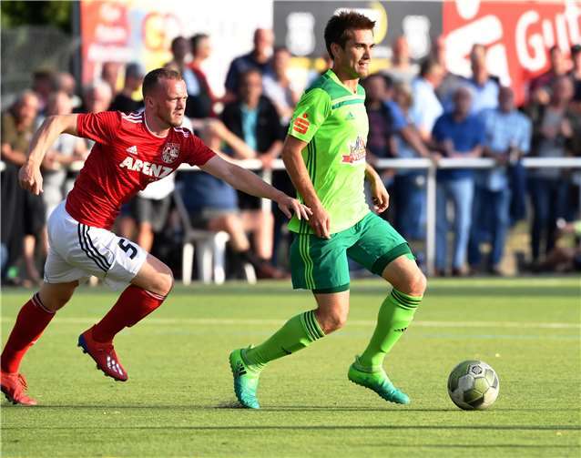 Ein gelungenes Debüt: Spielertrainer Kodai Stalph (rechts) ließ Dennis Penk nicht nur in dieser Szene alt aussehen.
