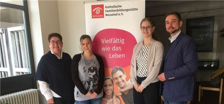 Ein gelungenes Projekt: Rhein-Mosel-Werkstatt und Familienbildungsstätte fördern berufliche Talente und ebnen damit den Weg auf den ersten Arbeitsmarkt. Im Bild (v. l. n. r.): Marita Kirst, Ausbilderin bei der Kath. Familienbildungsstätte, Christin Janzen, Mitarbeiterin der Rhein-Mosel-Werkstatt, Clara Adams, Angestellte im Integrationsmanagement, Nils Zimmermann, Geschäftsführender Leiter der Kath. Familienbildungsstätte. Foto: Familienbildungsstätte Neuwied