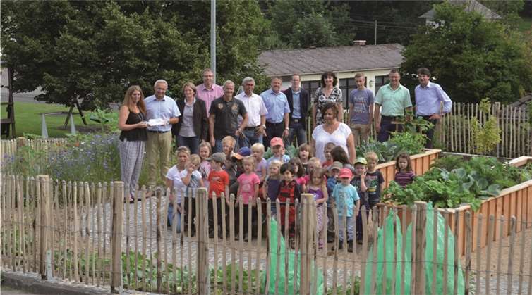 Ein gelungenes Projekt und eine gute Zusammenarbeit (v. l.): Kita-Leiterin Angela Wessel, Kreisbeigeordneter Achim Hallerbach, Ortsbürgermeisterin Straßenhaus Birgit Haas, Achim Braasch, Ortsbürgermeister Oberraden, sowie die Beigeordneten Gerd Philippi und Jürgen Barg, Hans-Werner Breithausen, Bürgermeister VG Rengsdorf, Martin Reuschenbach, Planungsbüro Dittrich, Margit Rödder-Rasbach, Dorferneuerungsbeauftragte Kreisverwaltung, David Buhr, Praktikant, Frank Hoffmann, Beigeordneter Oberraden, Ingo Dittrich, PB Dittrich, und die Kinder der Waldgruppe sowie Mitarbeiterinnen der Kita, Tanja Hoffmann und Silke Lebisch.  privat