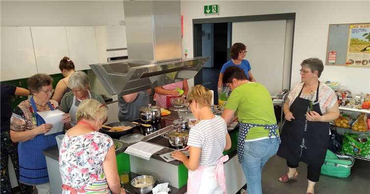 Ein gemeinsamenes Kochen trug nicht nur zur Geselligkeit bei, sondern informierte die Teilnehmerinnen auch über Themen wie „Superfoods“.