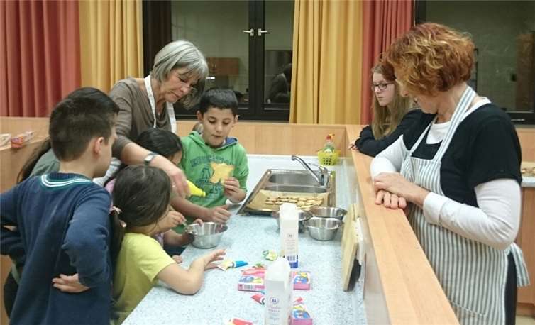 Ein gemeinsames Backen mit Flüchtlingskindern wurde veranstaltet. privat