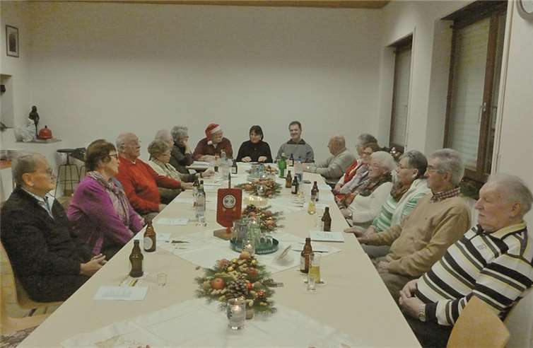 Ein gemeinsames Festmahl und freundschaftliche Gespräche versüßten den Feuerwehrsenioren und ihren Partnerinnen die Vorweihnachtszeit. privat