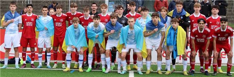 Ein gemeinsames Foto gehörte für die beiden Mannschaft, die U17 von Eisbachtal (rote Trikots) und die U16 von Dynamo Kiew (helle Trikots) vor dem Anpfiff dazu.