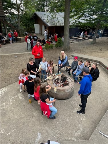 Ein gemeinsames Grillfest rundete das Wochenende ab. Foto: TRG