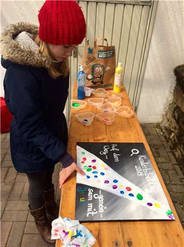 Ein gemeinsames Kunstwerk bleibt als Erinnerung an den Tag.