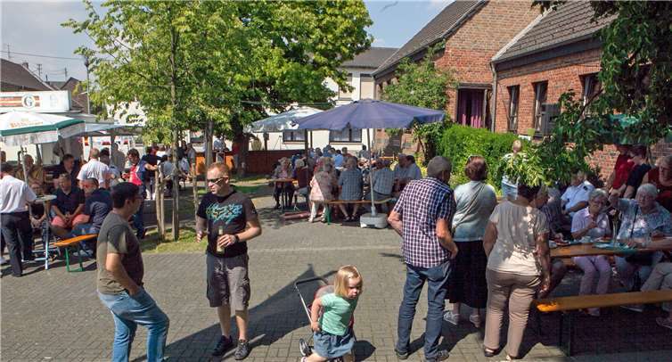 Ein gemütliches Feuerwehrfest unter den Linden vor dem Dorfsaal feierte die Löschgruppe Ludendorf der Freiwilligen Feuerwehr Swisttal. JOST