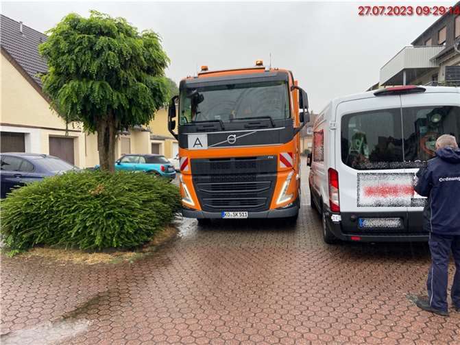 Ein geparktes Fahrzeug in der Schleifmühlenstraße im Stadtteil Rübenach, dass ein leichtes Passieren der Engstelle für das Müllfahrzeug ausschließt. Daher wurde eine Verwarnung unter den Scheibenwischer geklemmt. Foto: Stadt Koblenz/Daniel Körber