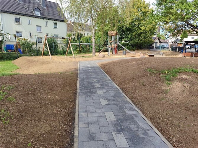 Ein gepflasterter Weg dient gleichzeitig als Bobbycar-Bahn.