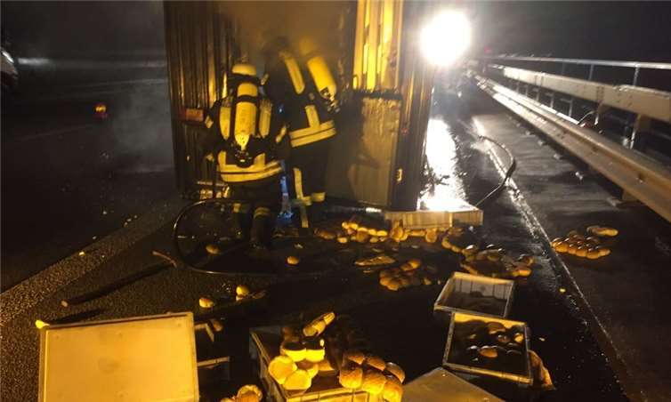 Ein geplatzter Reifen führte zu einem folgenschweren Brand im Anhänger.Red.