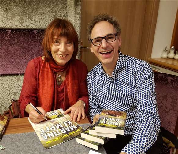 Ein gern gesehener Gast im Kulturcafé ist Martina Kempff, die Herbert Budweg zum Jahresabschluss wieder zu einer Lesung begrüßen konnte.  TE