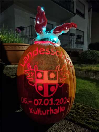 Ein geschnitzter Kürbis kündigt dieLandesschau an.Quelle: Werner Ferenc