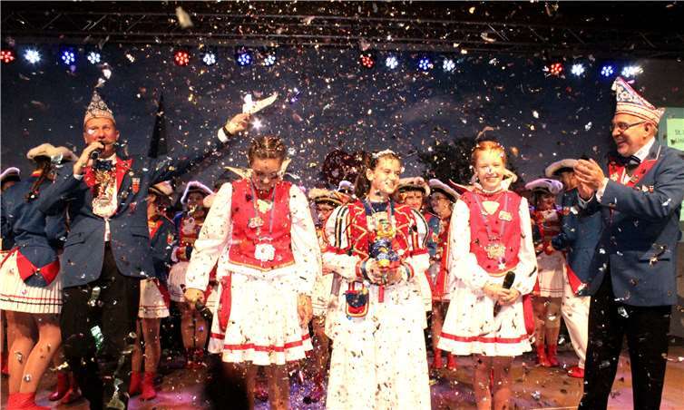 Ein glitzernder Sternschnuppenregen ergoss sich über Hannah I. und ihre Pagen nach der Übergabe des Narrenzepters. Fotos: DL